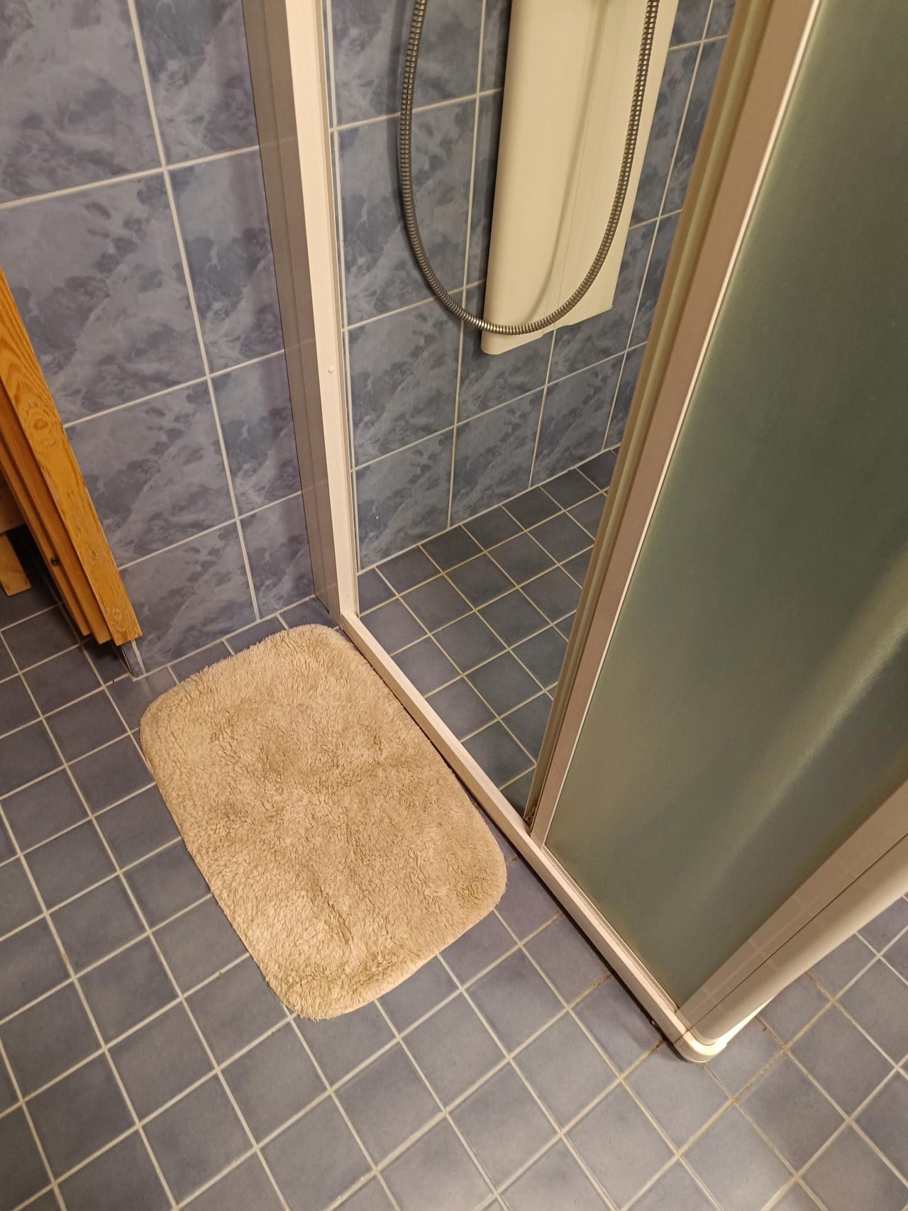 Valkoinen kylpyhuonematto