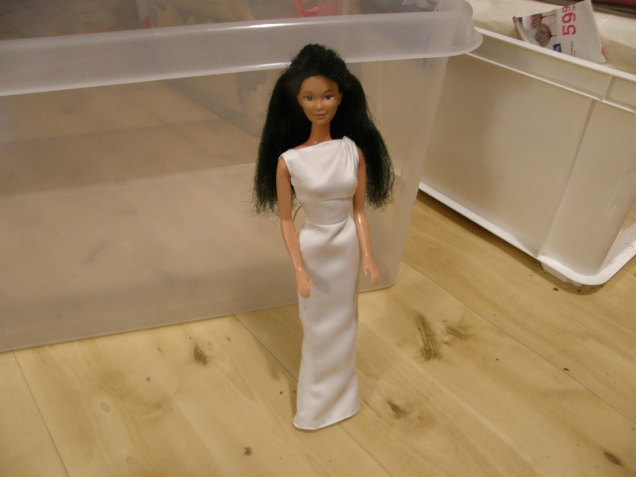 Aasialainen Barbie- nukke + asu