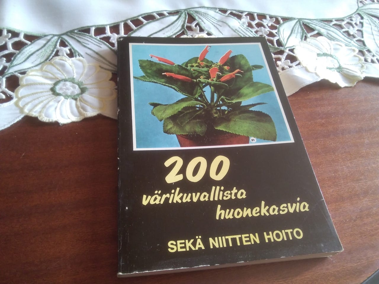 200 värikuvallista huonekasvi sekä niiden hoito.
