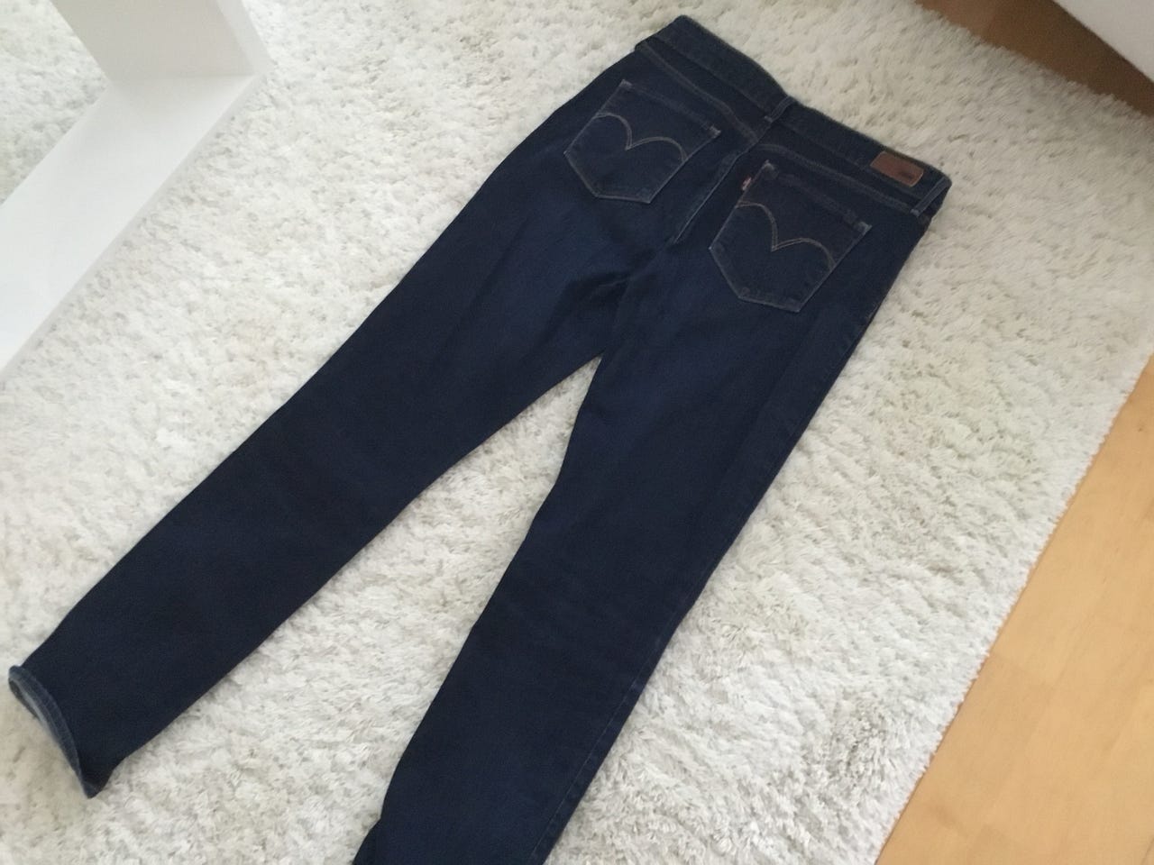 Tummansiniset aidot Levi’s farkut