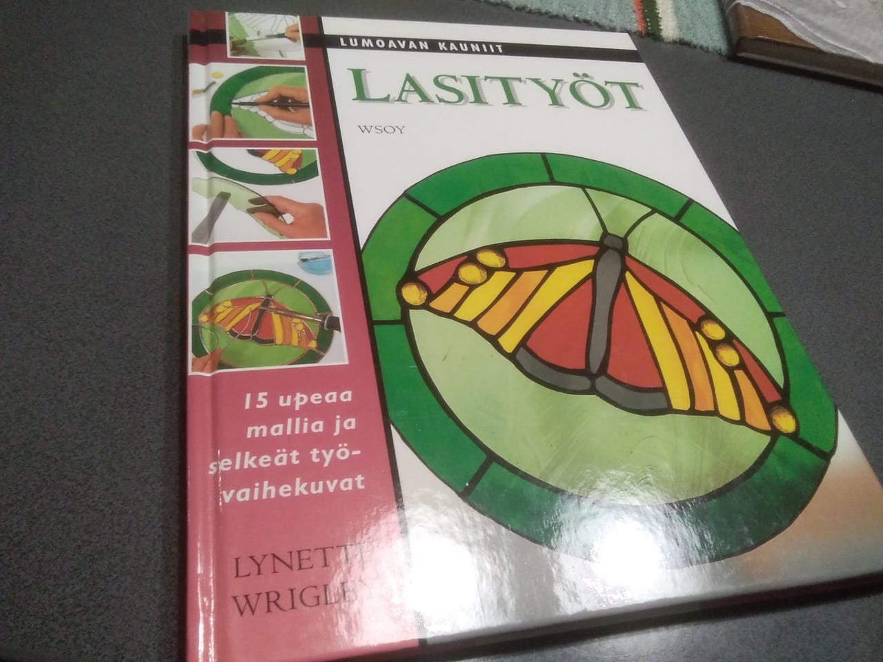 Lumoavan kauniit lasityöt.  Lynette Wrigley.