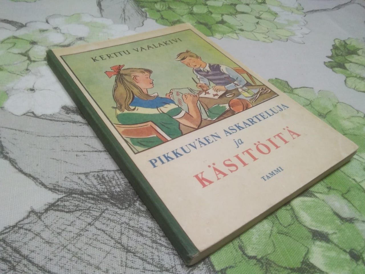 Pikkuväen askarteluja ja käsitöitä.  Kerttu Vaalakivi.