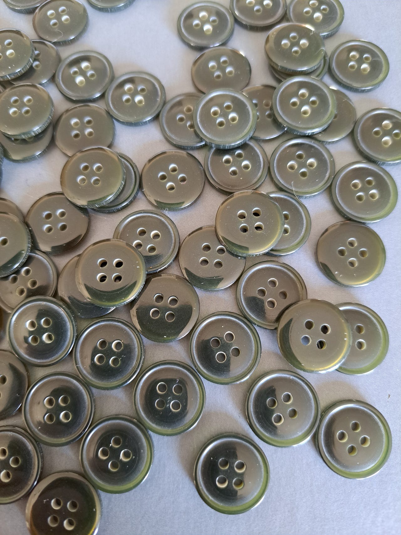 Musta hiukan vihreään taittava perus nappi 16 mm
