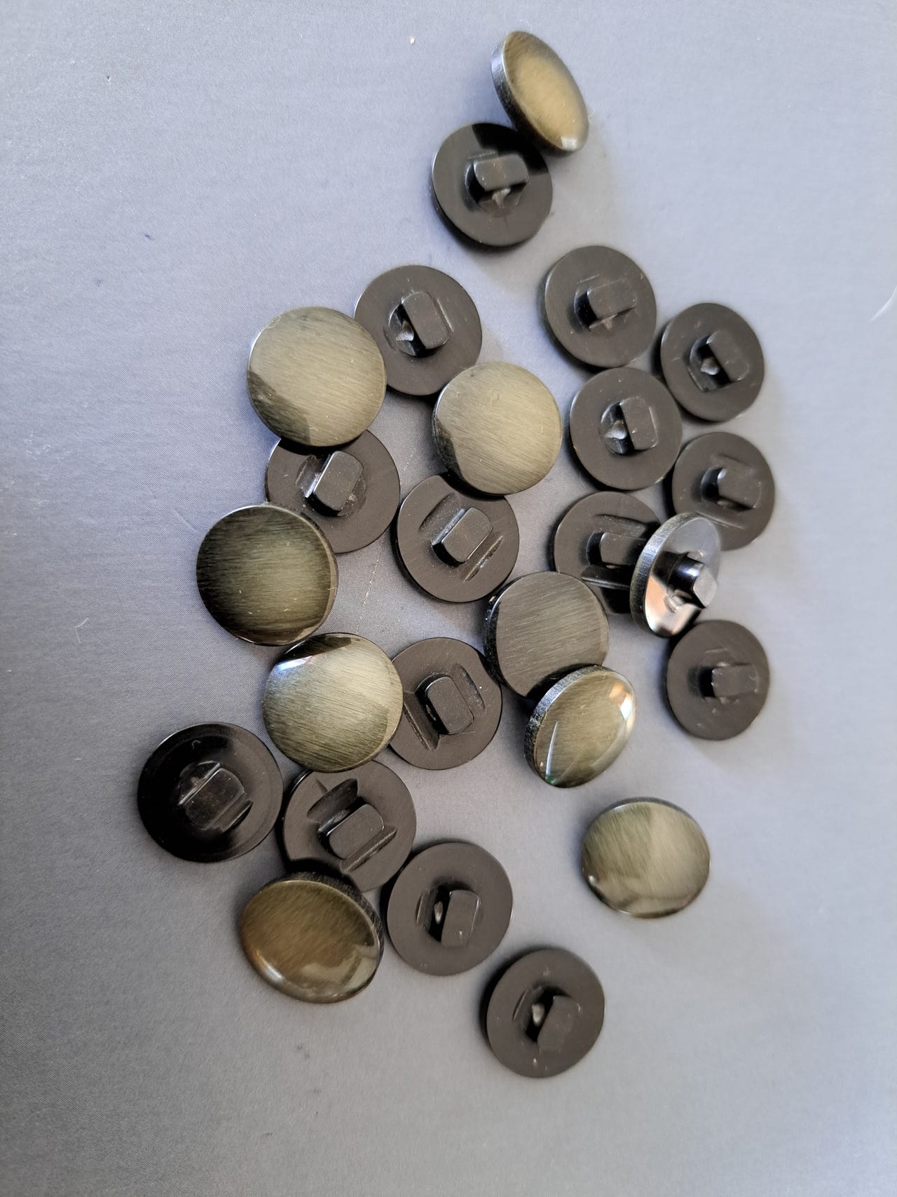 Tummahko vihreä kantanappi 14mm