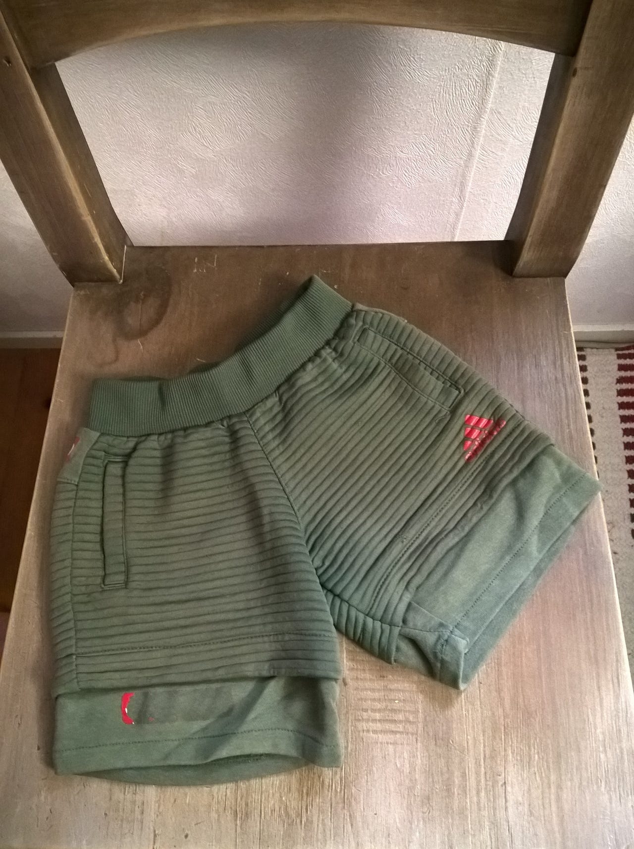 Vihreät Adidas shortsit 104cm