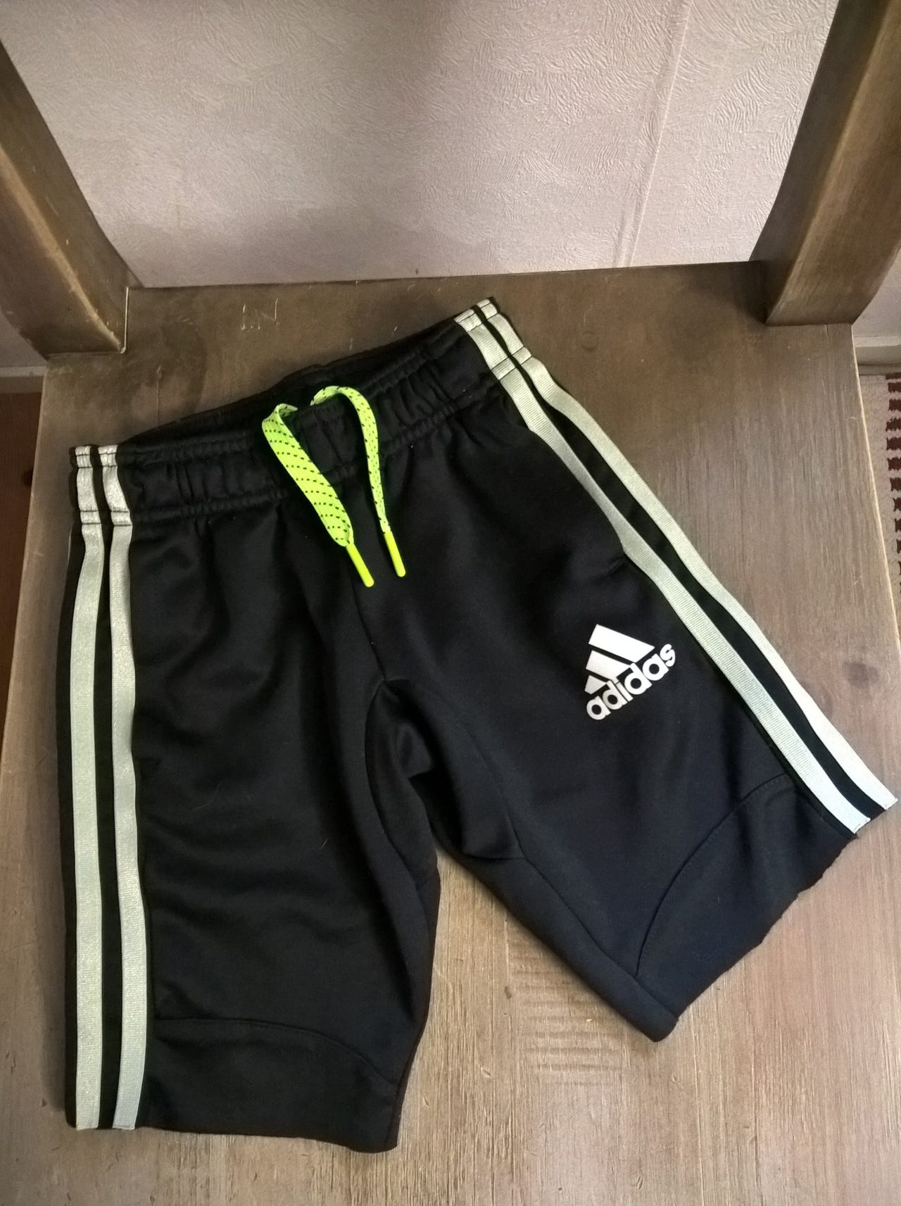 Mustat Adidas shortsit 104cm