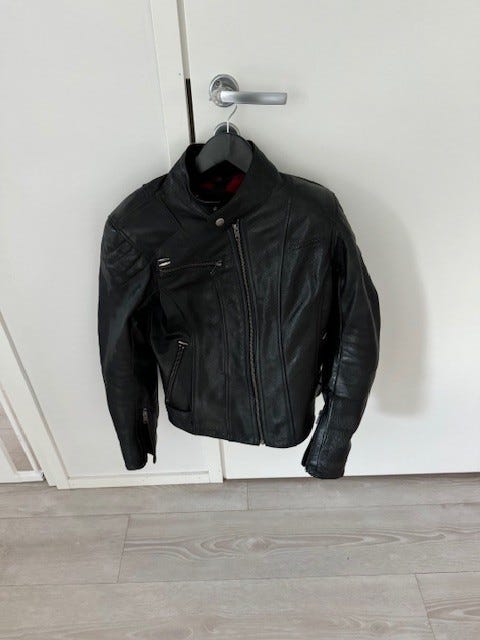 Nahkatakki Halvarssons, lady 38