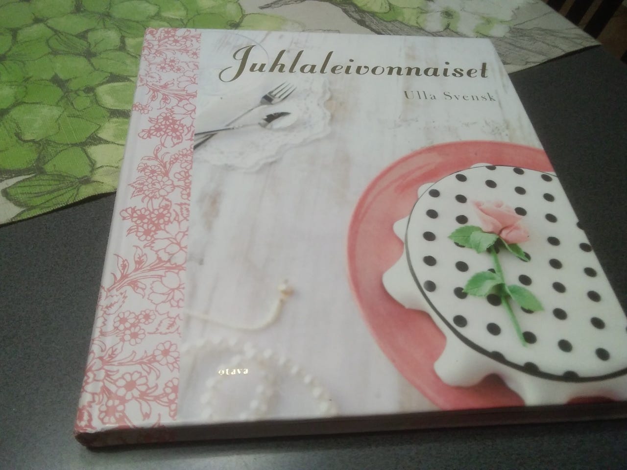 Juhlaleivonnaiset. Ulla Svensk.