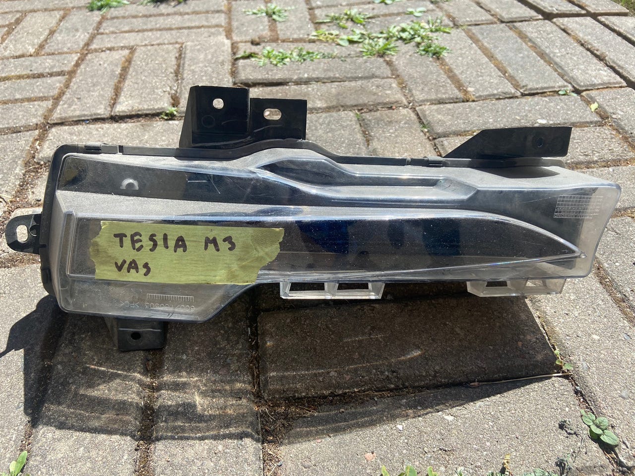 Tesla model 3 sumuvalo vasen