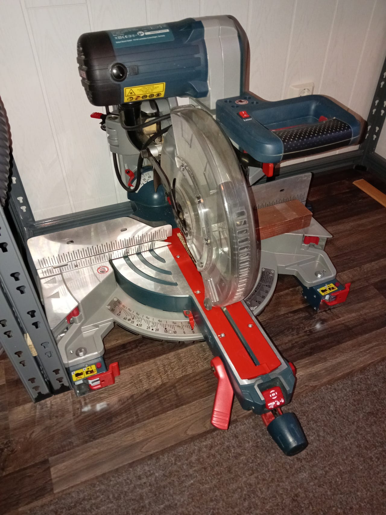 BOSCH GCM 12 GDL katkaisu sirkkeli ja sen pöytä