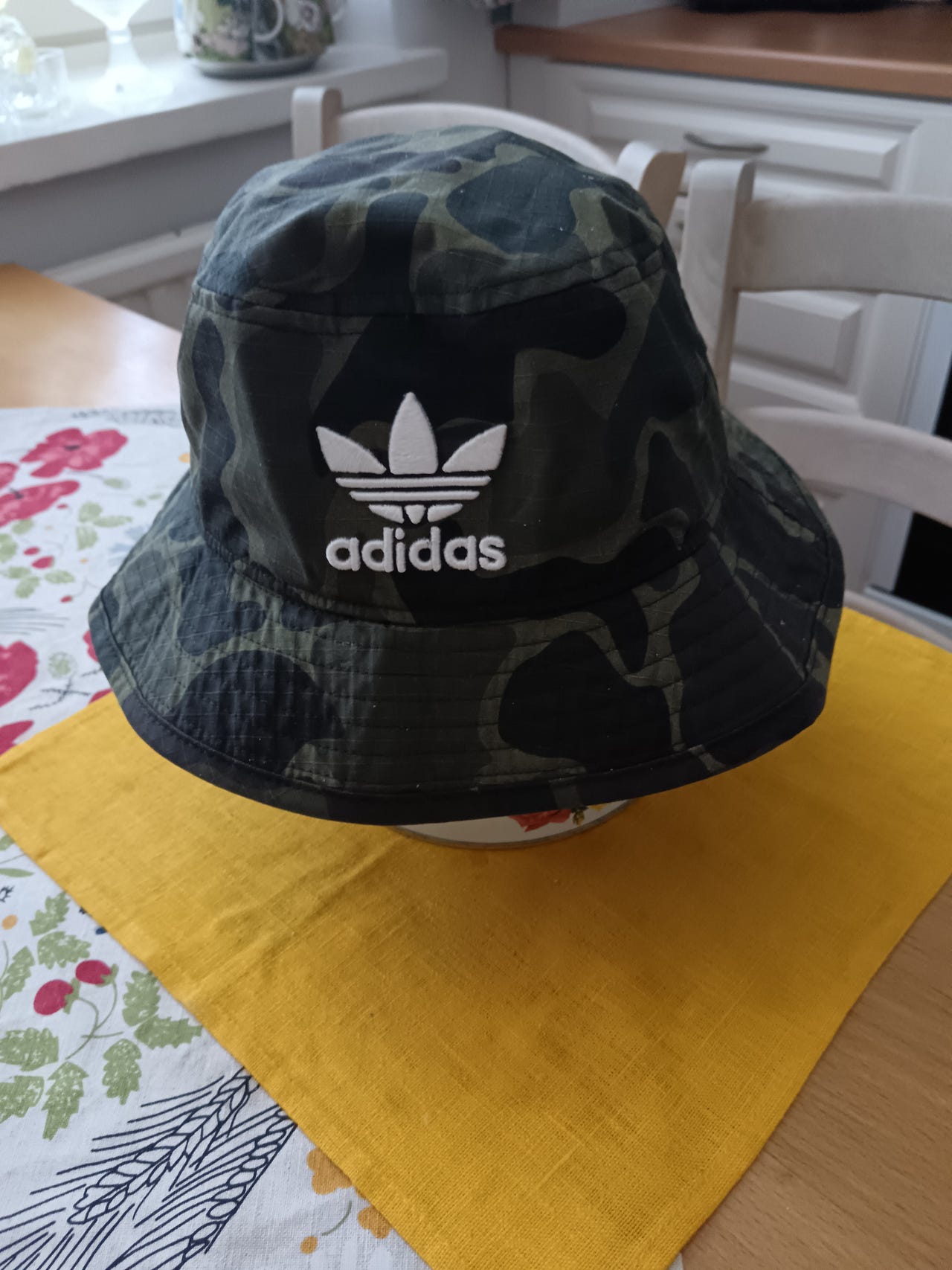 2 kpl Adidas Fisherman-hattua yhteensä 23 €