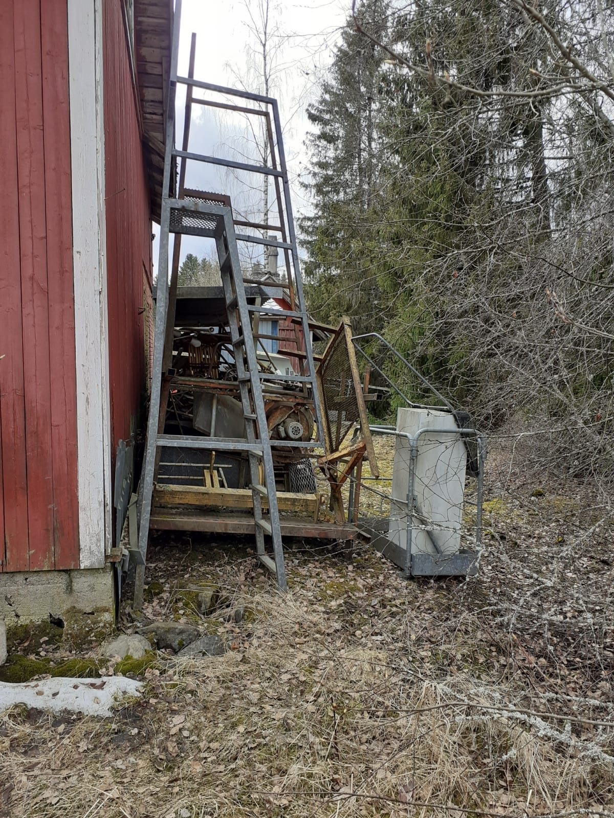 Telineitä, portaikkoja, nostokoreja YM. YM...