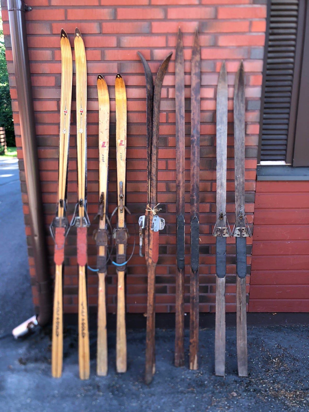 Wanhat Lampisen sukset, 25 e/pari, ekat vasemmalta