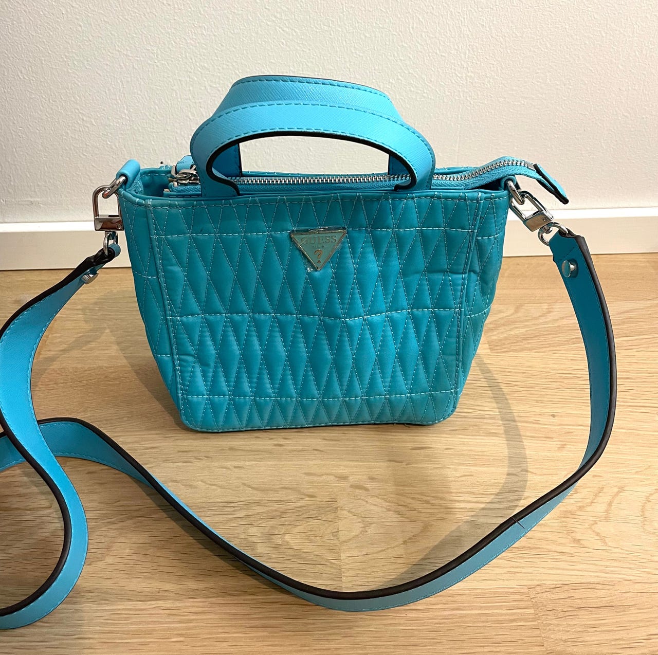 Sininen Guess crossbody käsilaukku