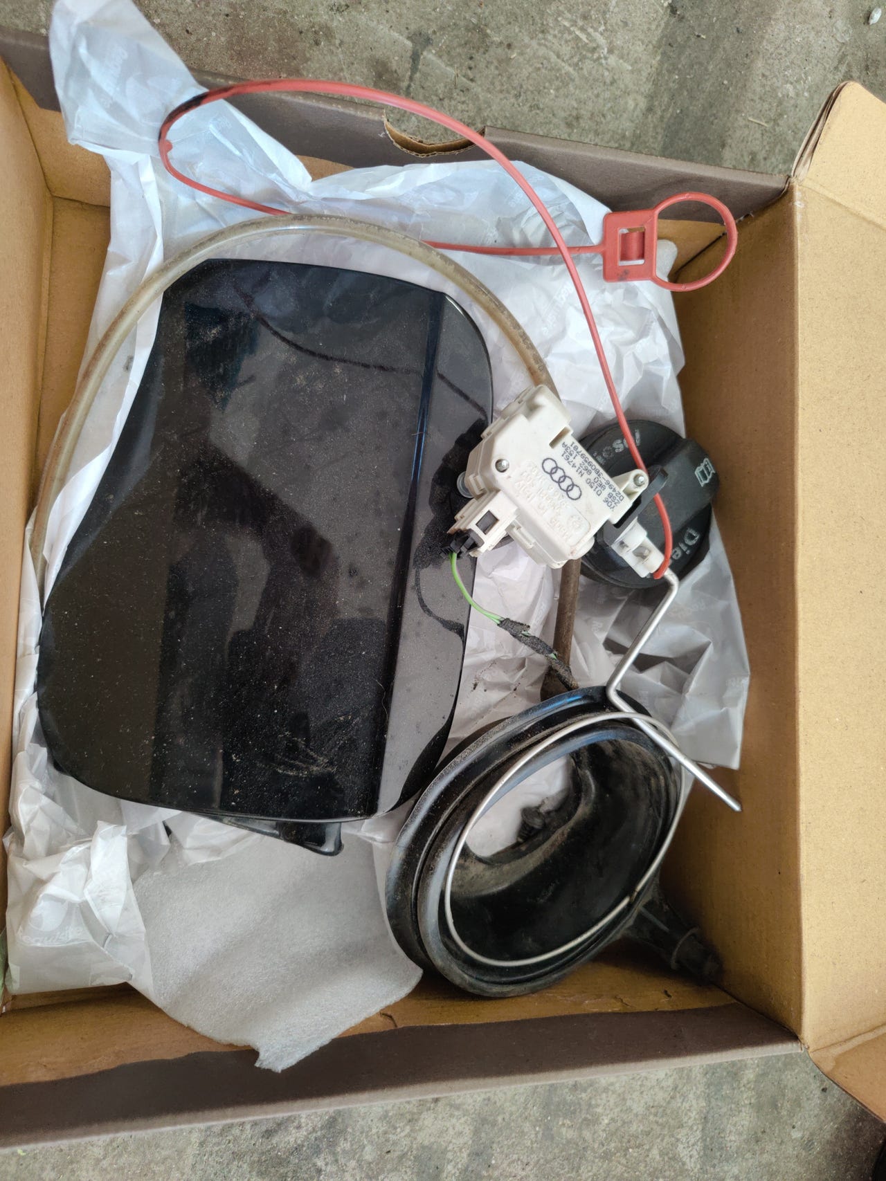 tankin-luukku-ja-lukitus-8e0863153a-audi-a4-b7-avant-tori