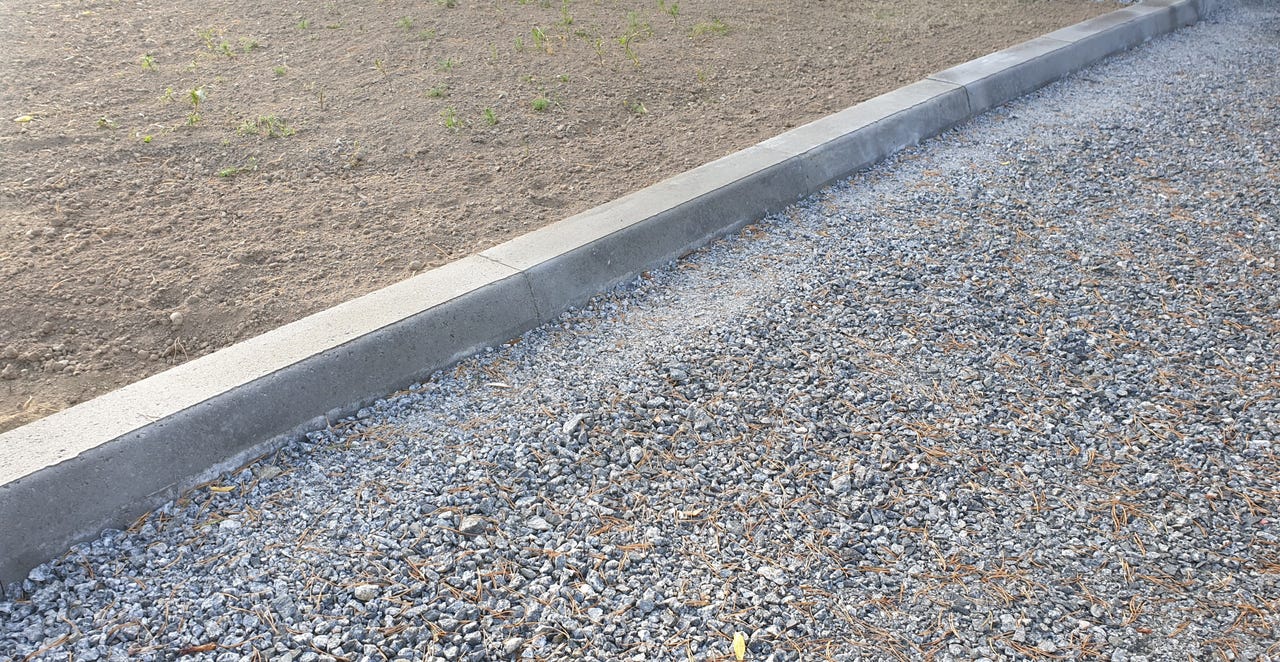 Erät 1-laadun sekä 2-laadun upotettava betoninen harmaa reunakivi