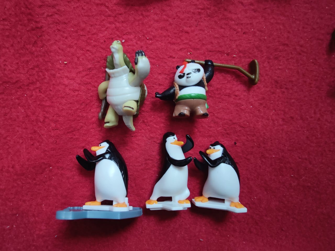 Kinder Kung-fu -panda ja Madagaskarin pingviinit