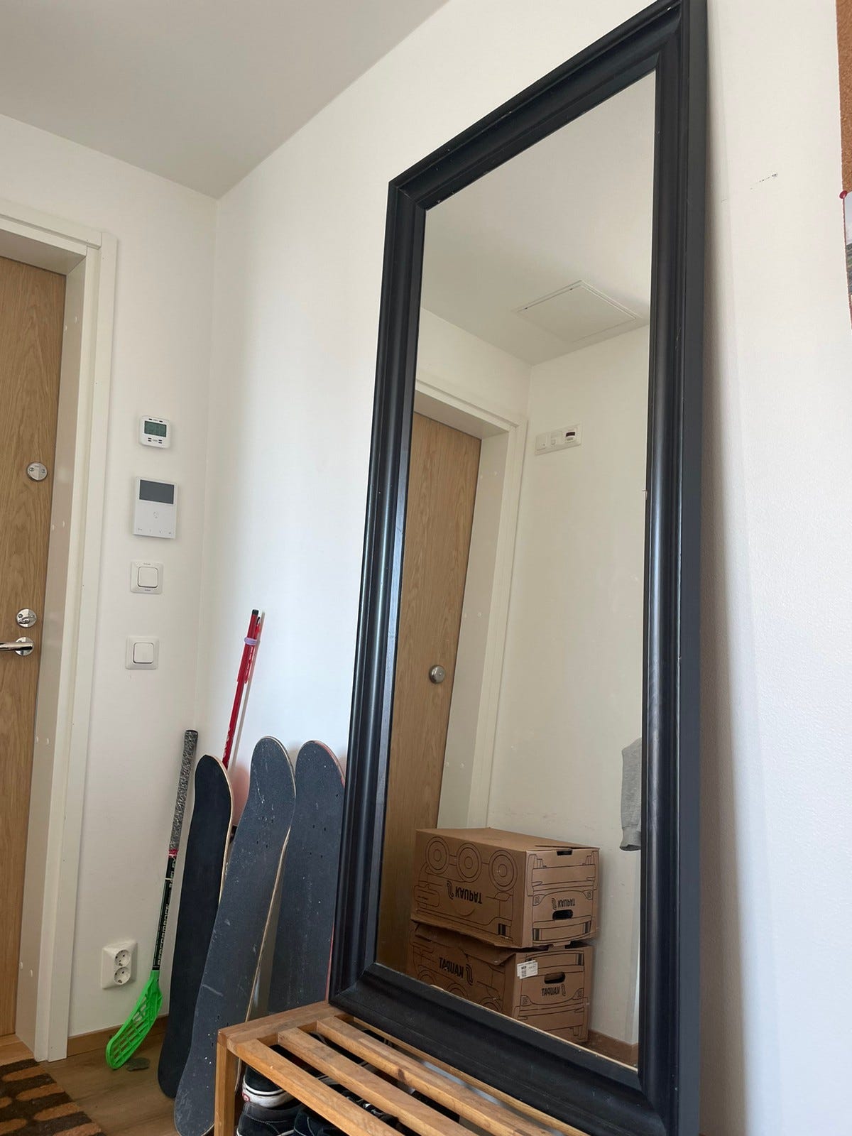 Nouto sovittu / Peili, Ikea Hemnes, musta Tori