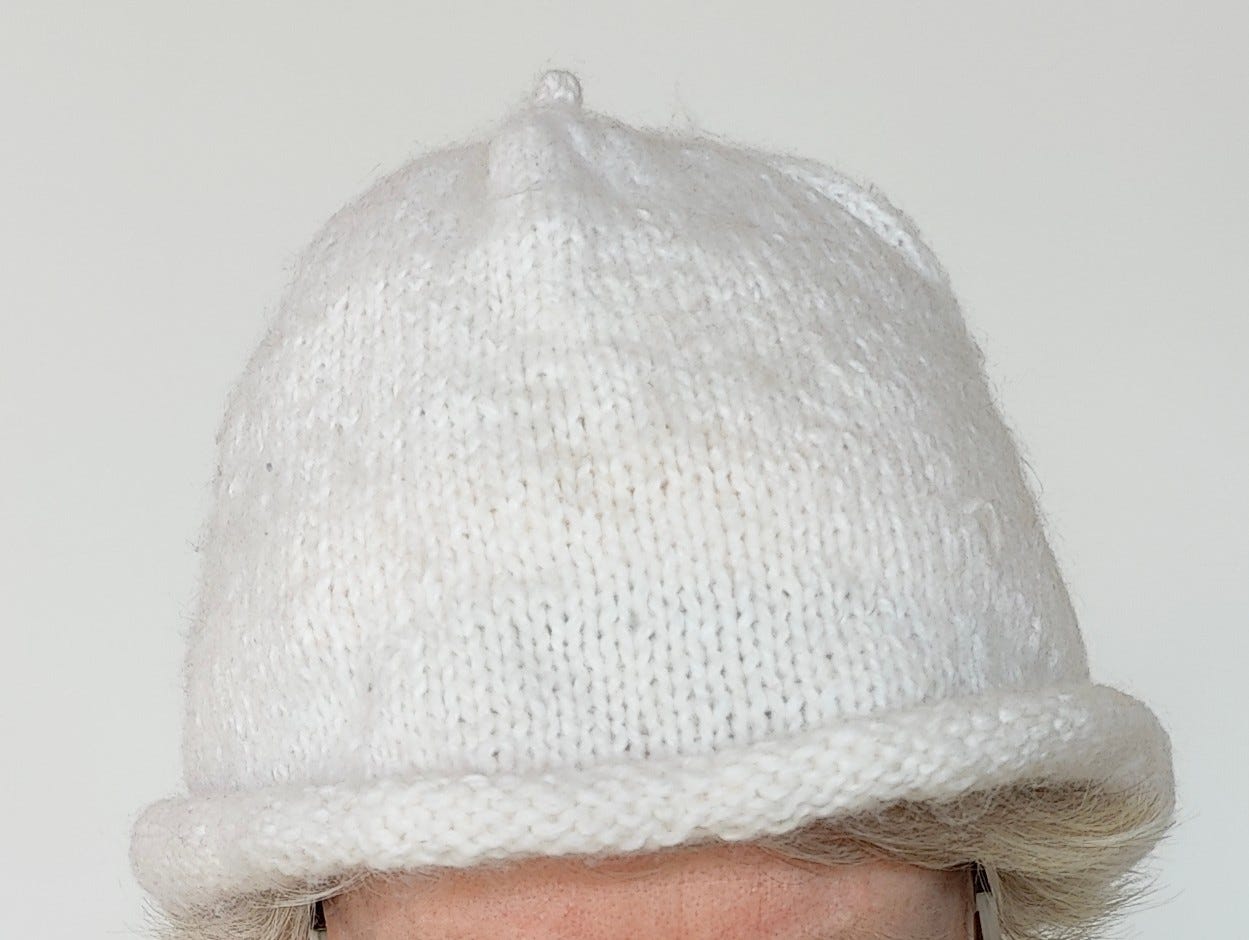 Neulottu vuorellinen myssy, valkoinen