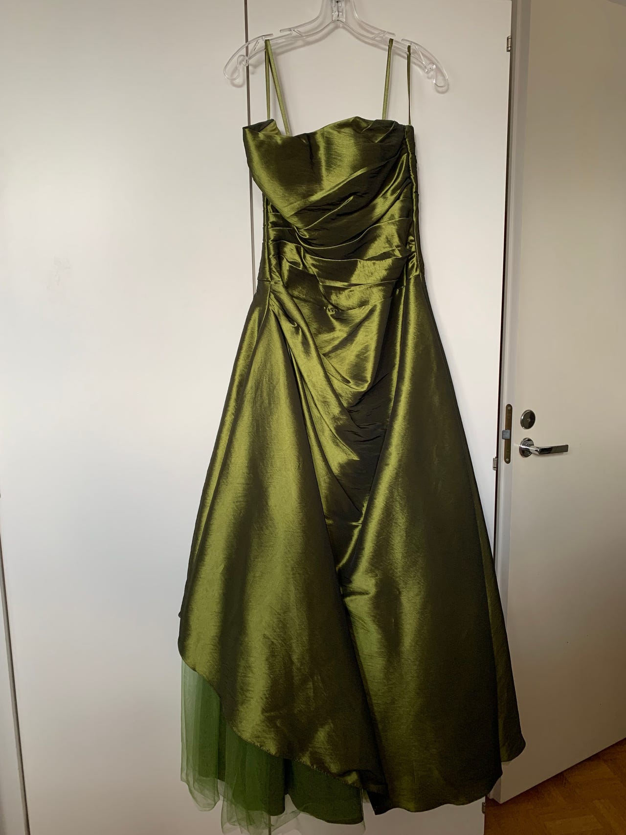 Vain kerran käytetty vanhojentanssimekko