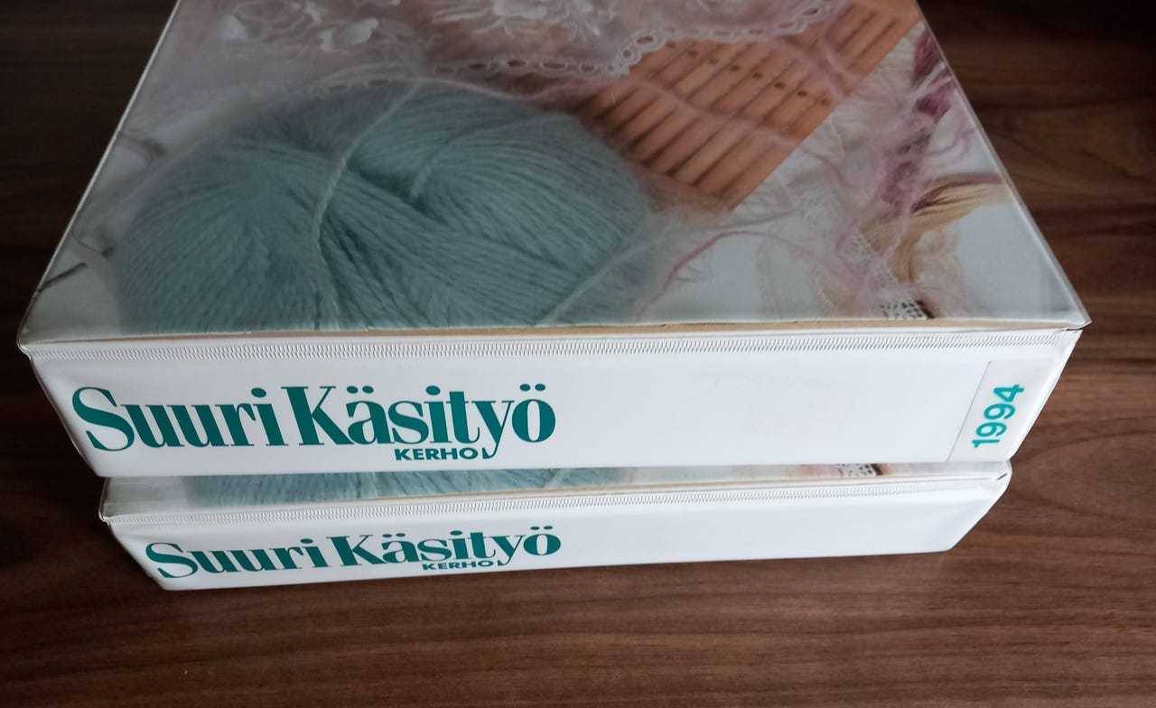 Suuri Käsityö lehdet 1994 ja 1995 kansioissaan