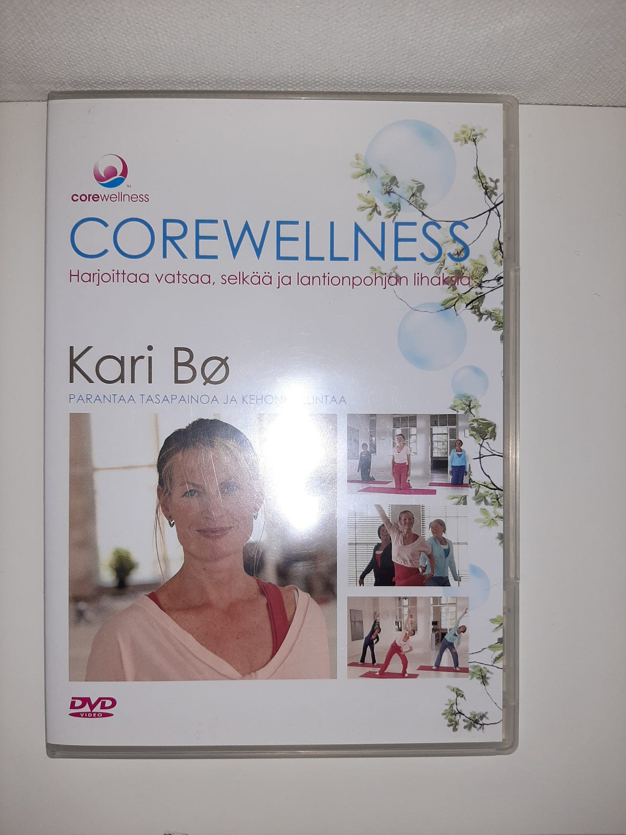 Corewellness harjoittaa vatsaa, selkää ja lantionpohjan lihaksia