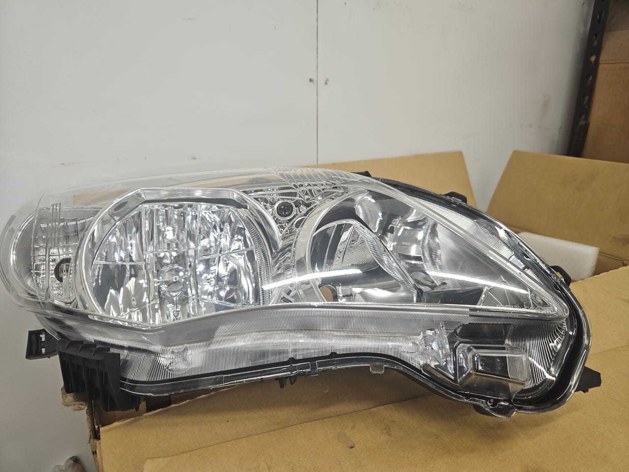 Uusi toyota corolla oikean puolen ajovalo 2010-2012v