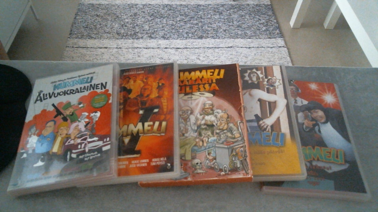 Viisi Kummeli dvd-levyä joista osa tuplalevyjä.