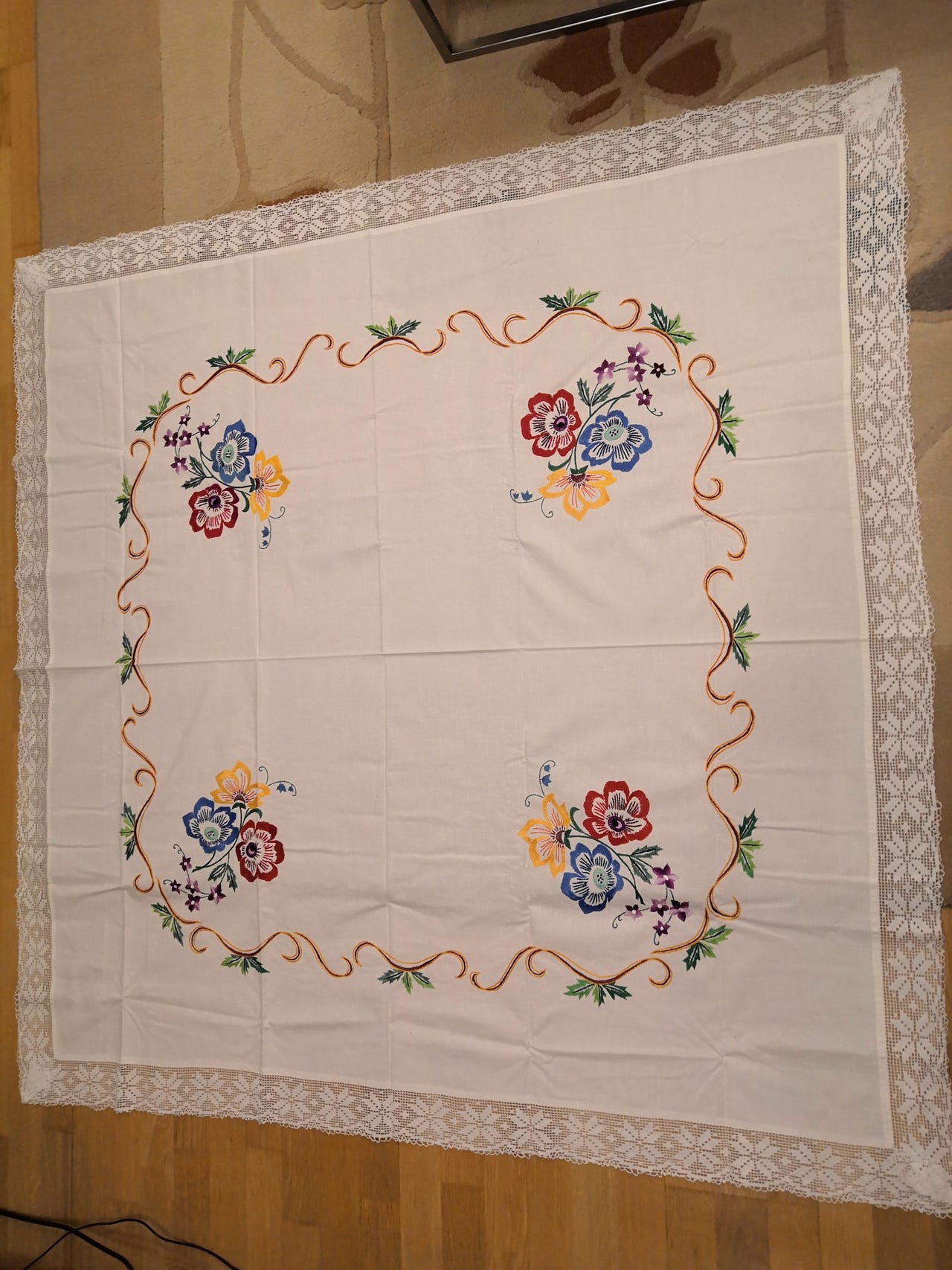 Käsinkirjailtu pöytäliina 137x137