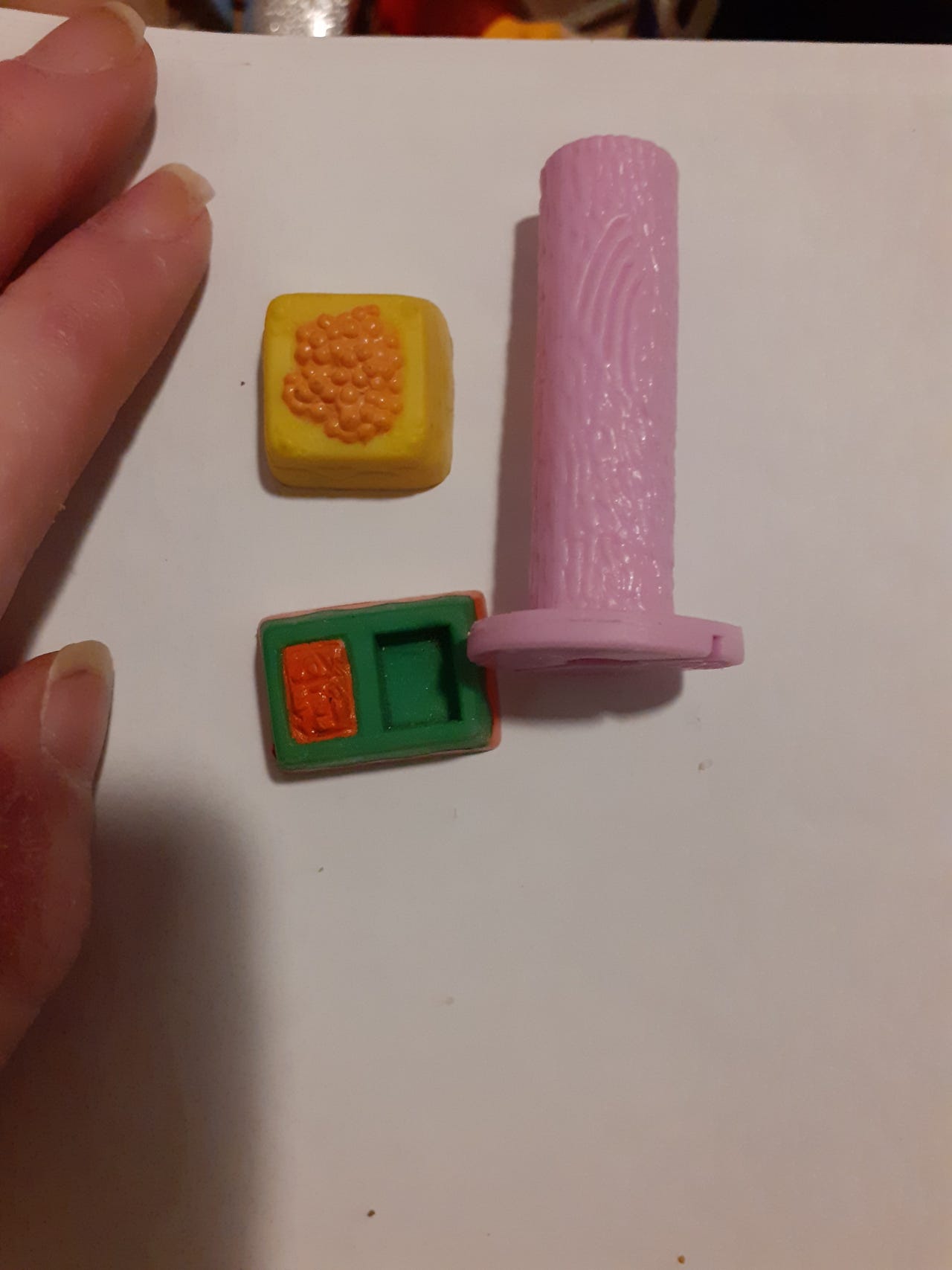 Barbien tai pienemmän nuken kissan tavarat