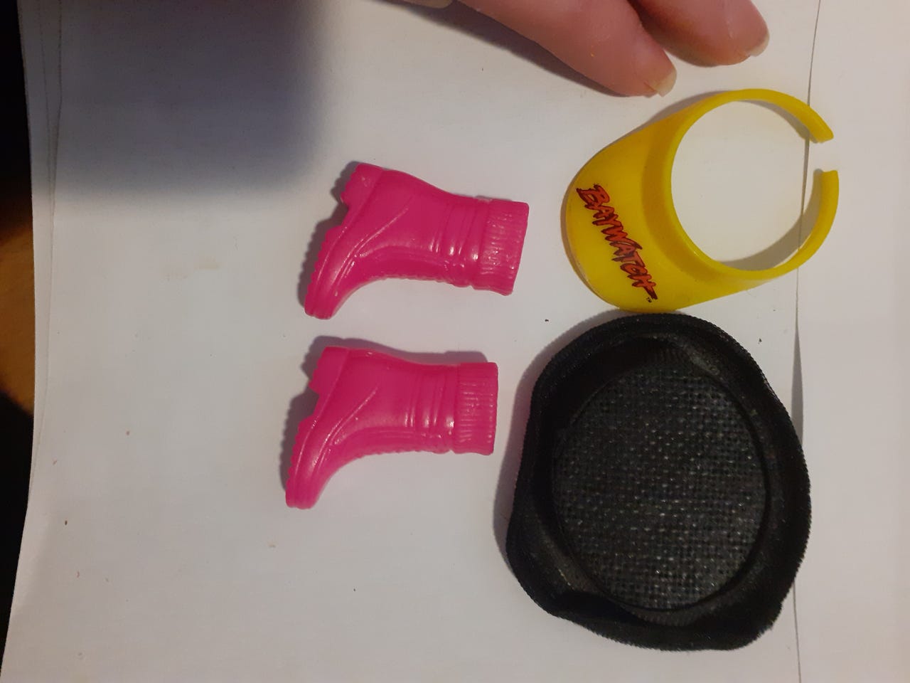 Barbie- nuken hattu, lippa ja saappaat