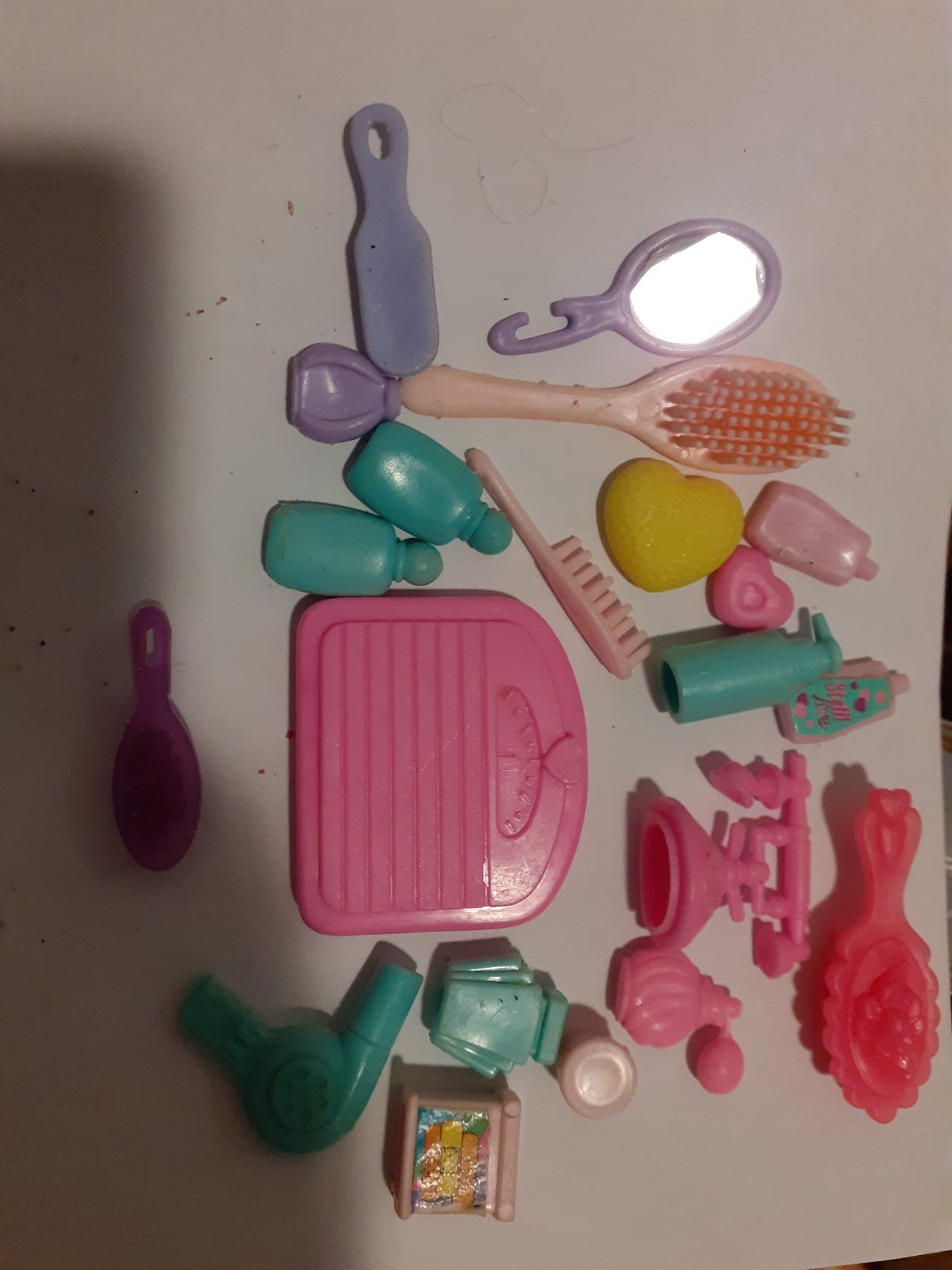 Barbie- nuken kylpyhuoneen tavarat + puhelin