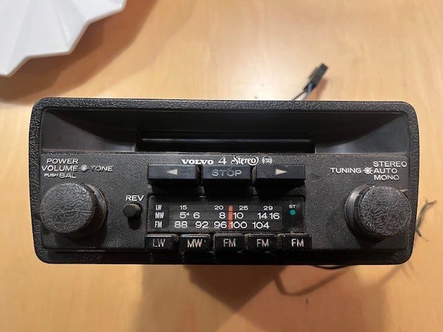 Vanha Volvo 4 Stereo radiokasettisoitin