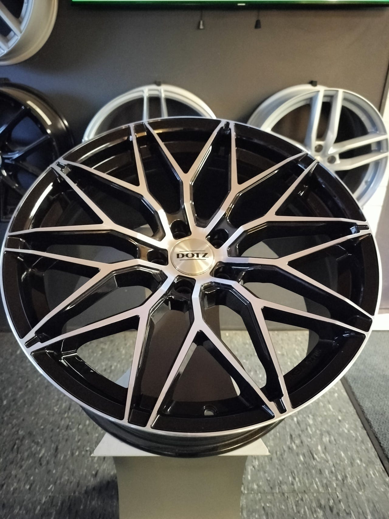 DOTZ Suzuka Dark 5x112 19
