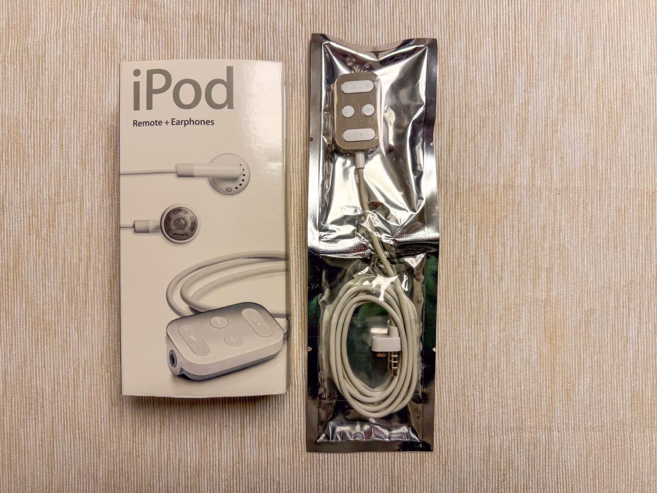 未開封 Appce iPod Remote+Earphones M9128G/A Genuine Apple iPod Remote + Earphones (Brand New Sealed