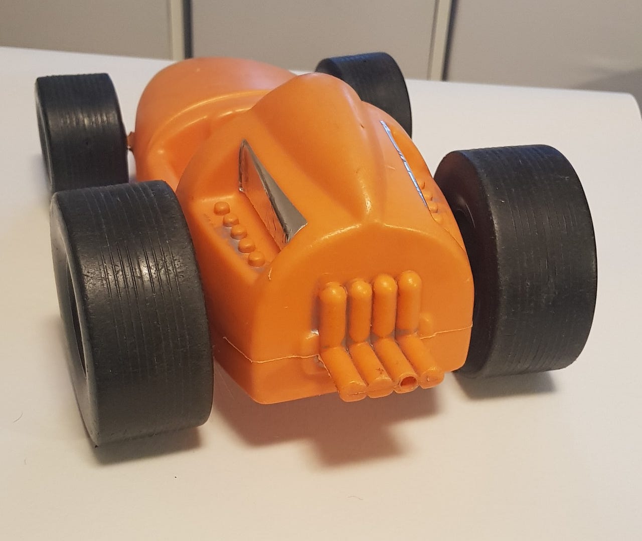Oranssi Formula 1 auto
