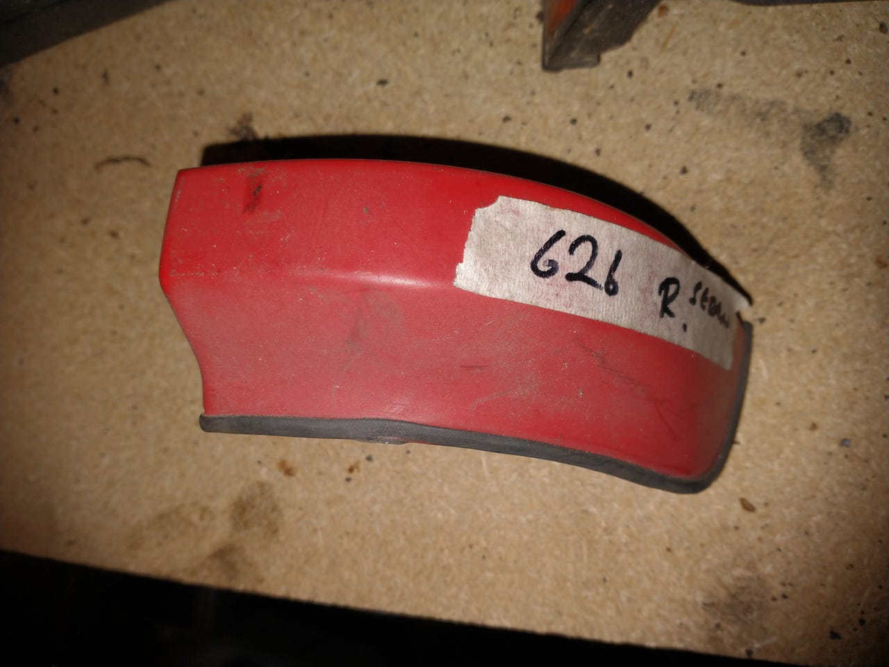 Mazda 626 '8? sedan lista oikean takavalon päälle Tori