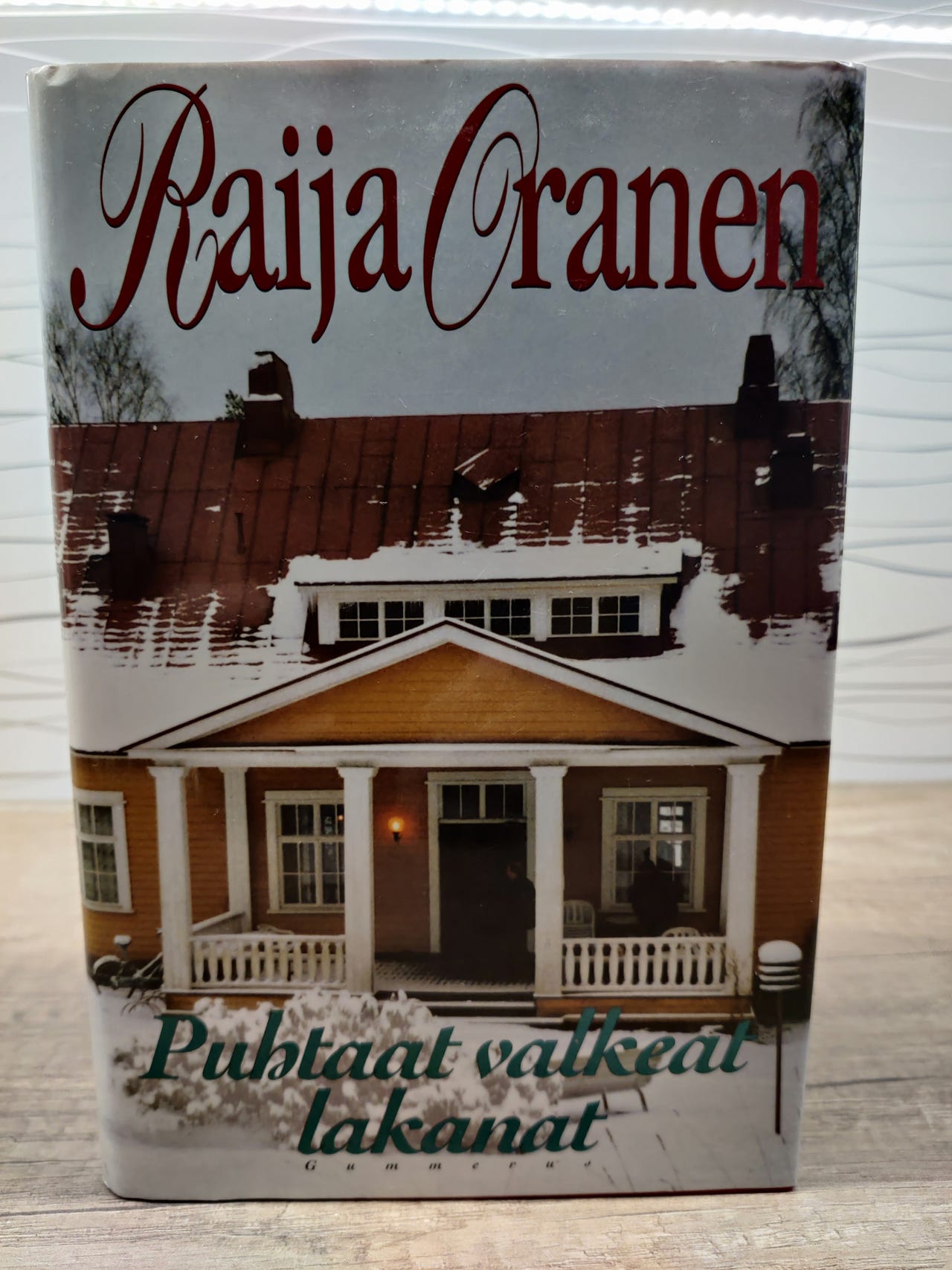 Kirja. Puhtaat valkeat lakanat