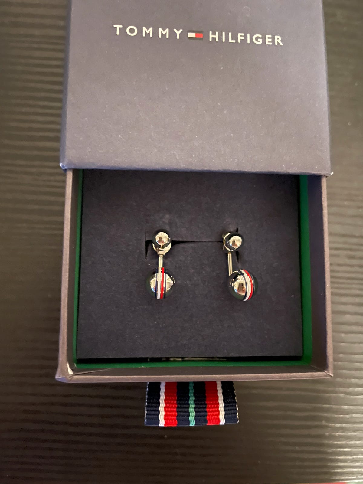 Tommy Hilfigerin uudet korvikset 28€