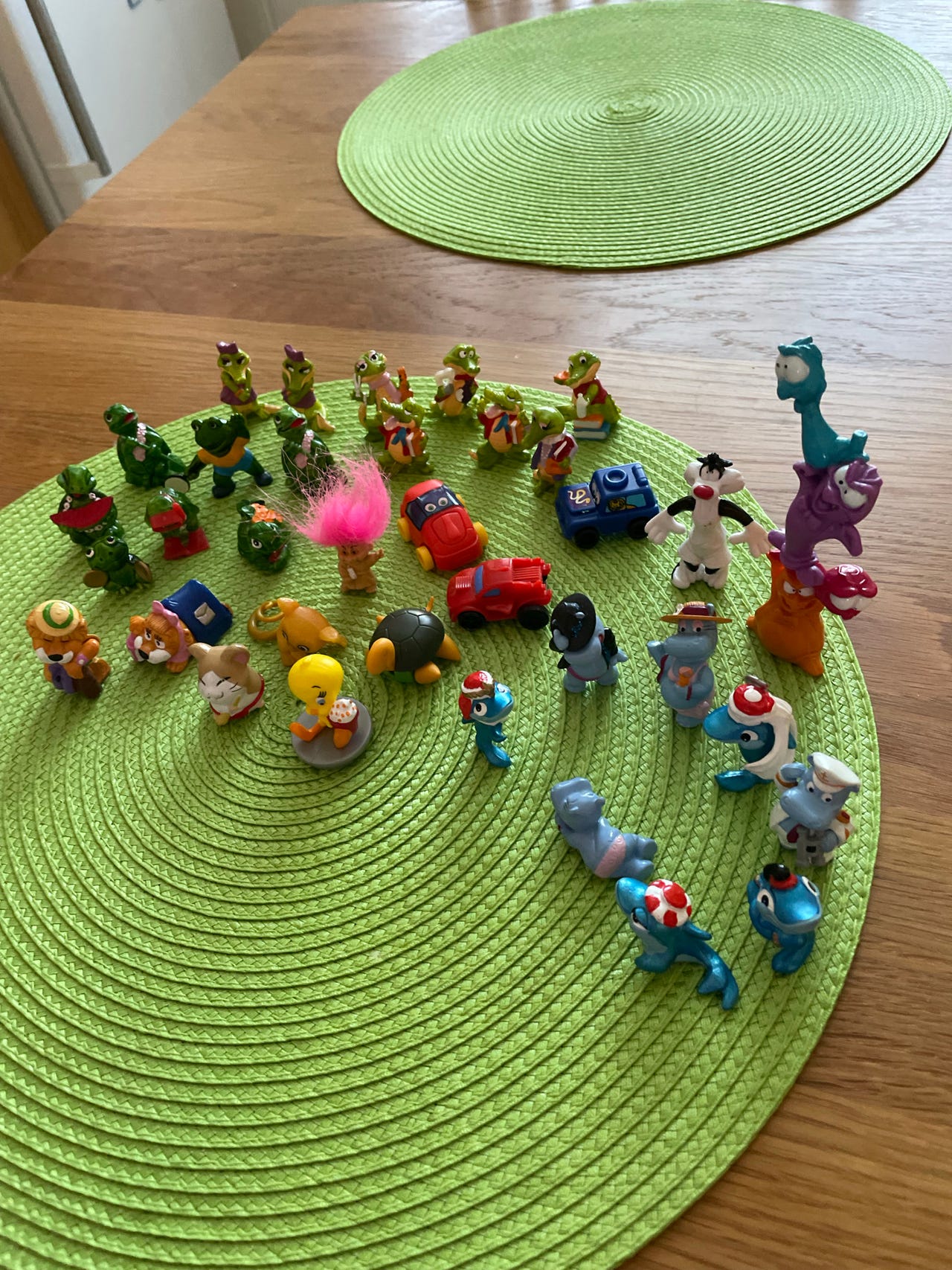 Vanhoja lähinnä Kinder-munakeräilyhahmoja.