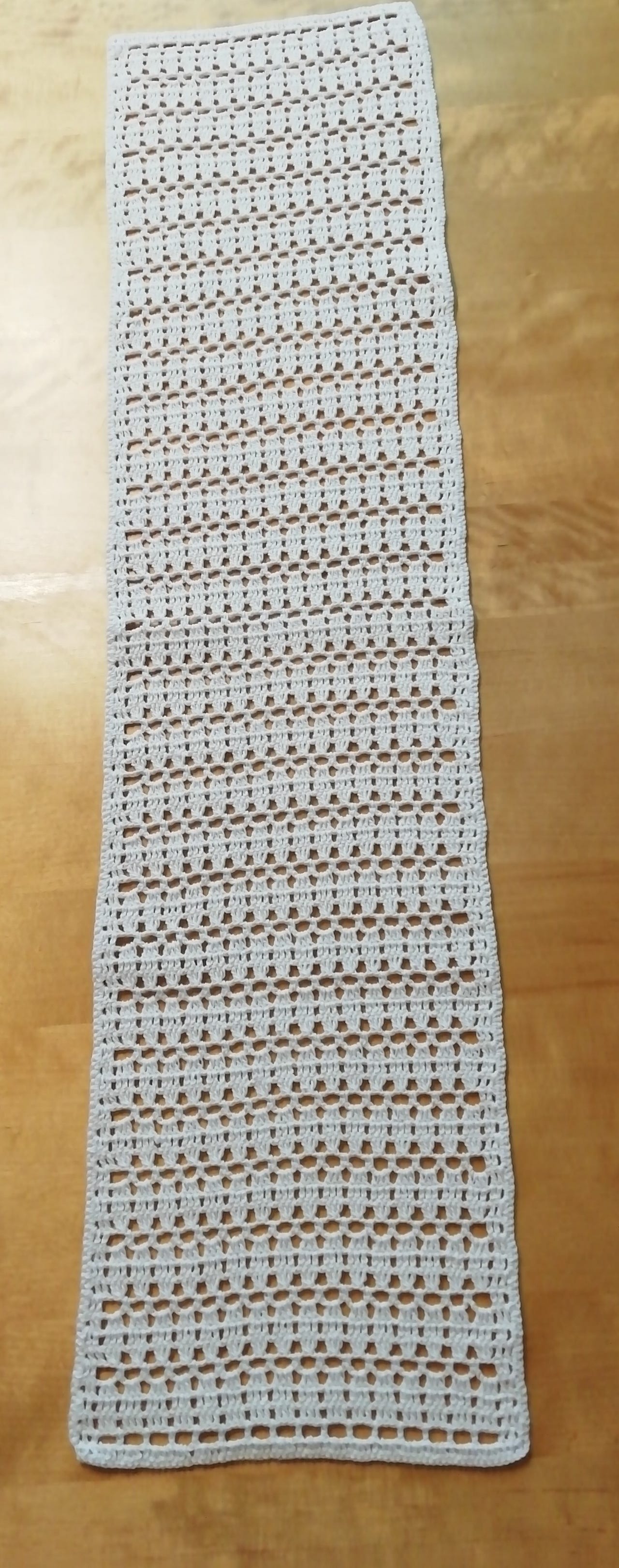 Uusi käsin virkattu valkoinen kaitaliina. Koko n. 16 x 66 cm