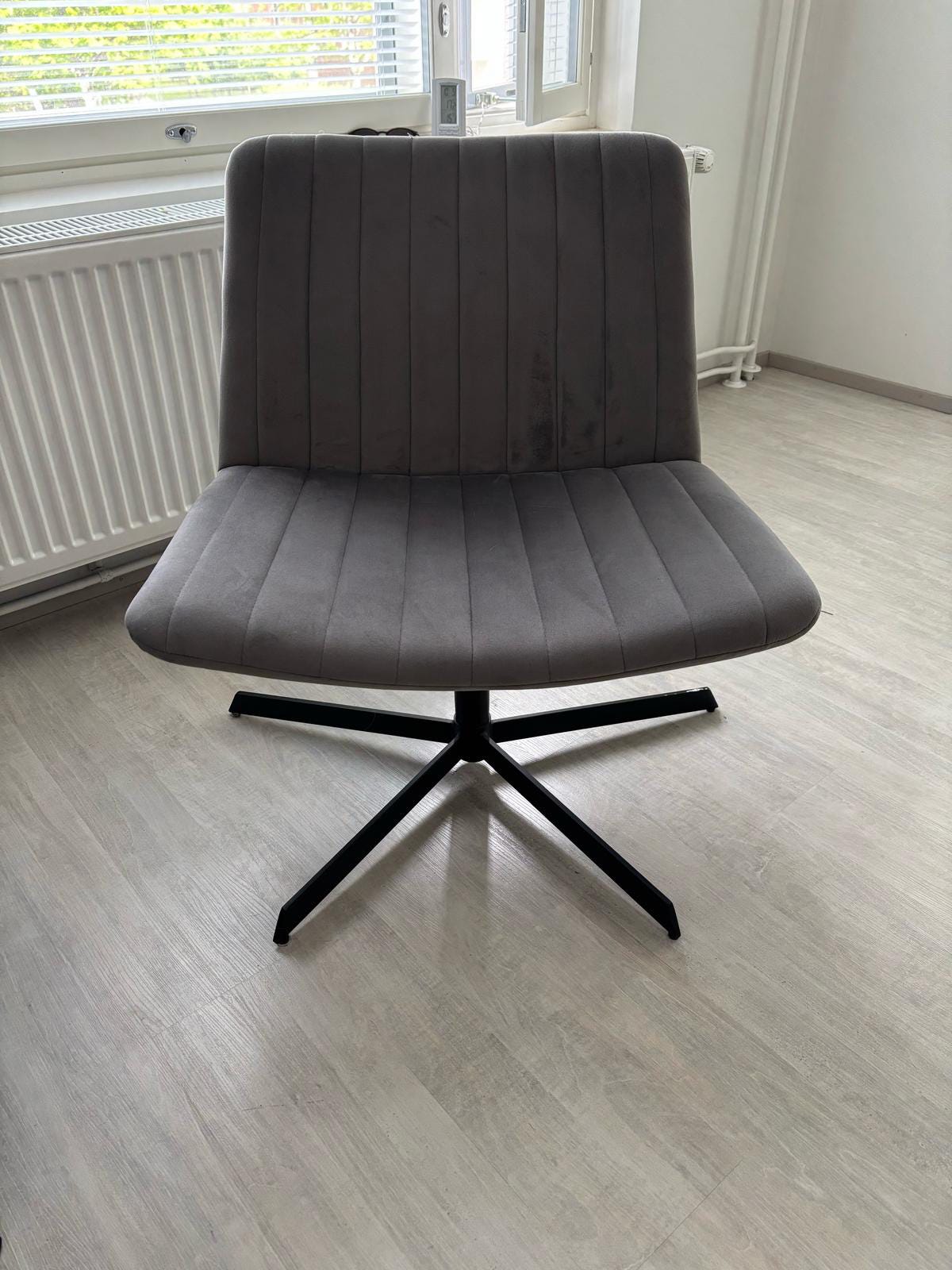 Harmaa tuoli, leveämpi malli