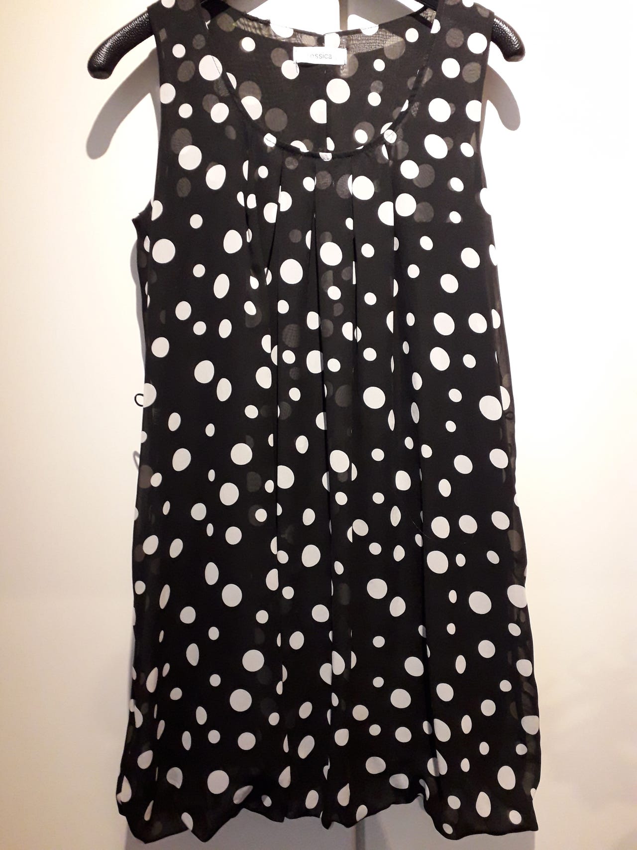 Kepeä mustavalko polkadot lyhyt mekko/tunika