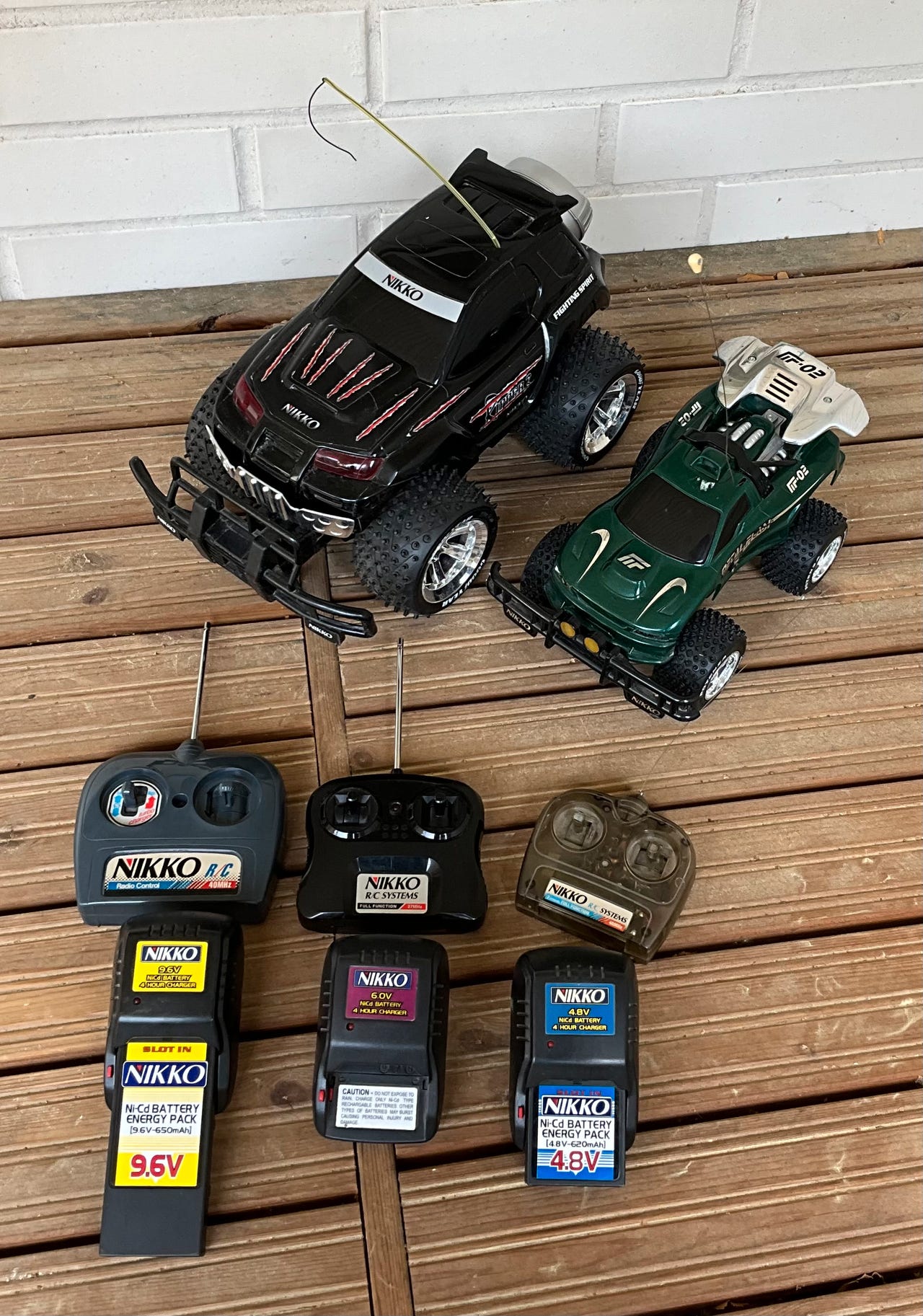 Kaksi Nikko radio-ohjattavaa autoa, kolme ohjainta ja laturia Tori