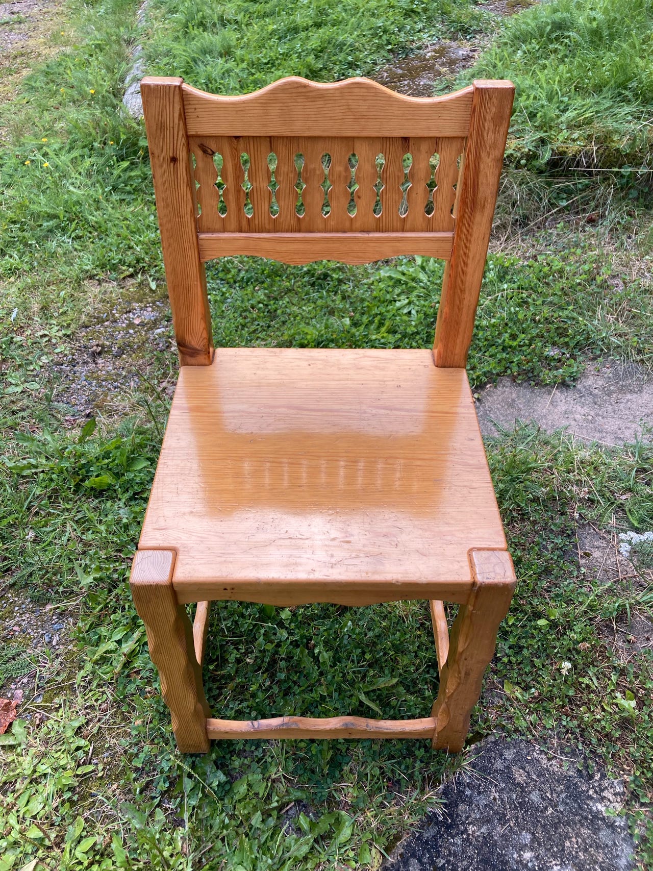 Neljä mäntyistä puutuolia