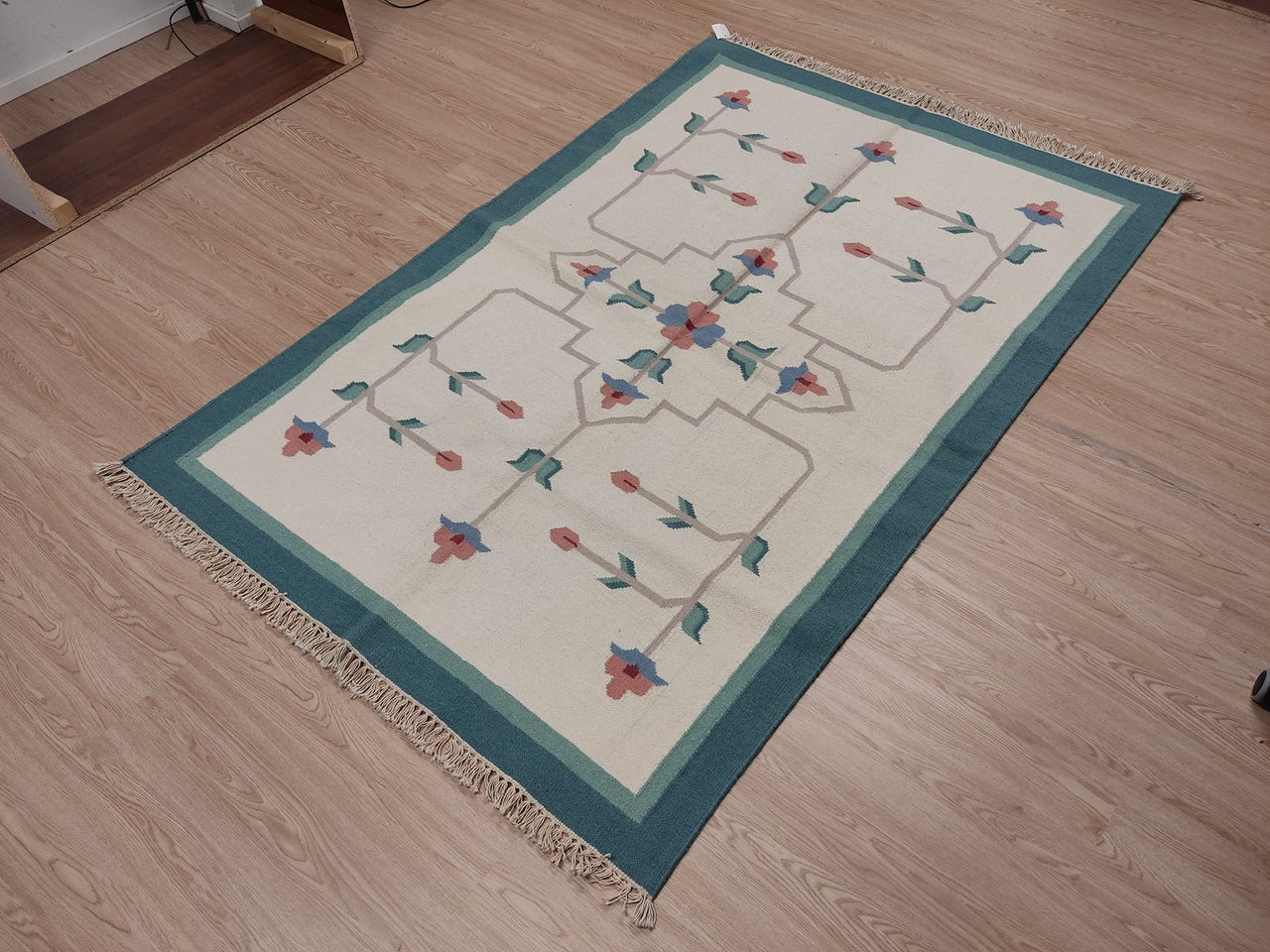 Käsinkudottu villamatto / dhurrie (120 x 180 cm)