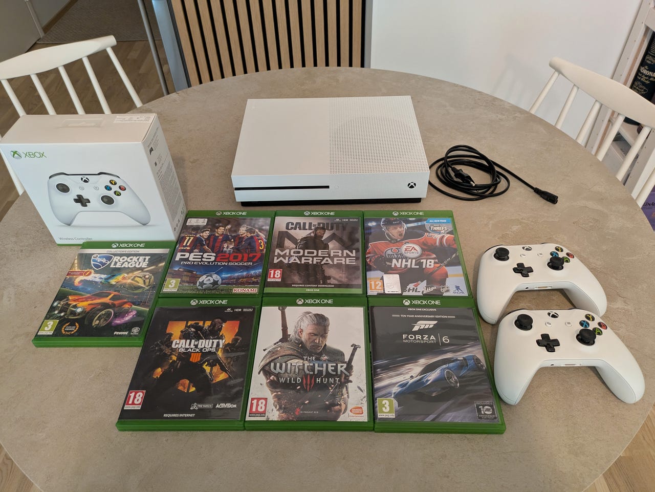 Xbox One S / 3 ohjainta / 7 peliä | Tori