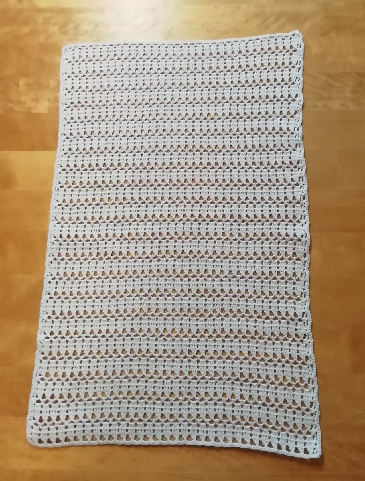 Uusi käsin virkattu valkoinen liina. Koko n. 33 x 51 cm