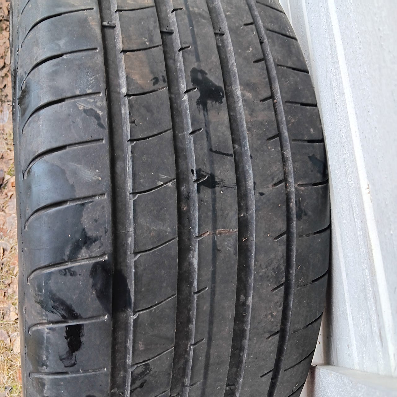 Goodyear 275/45R21.