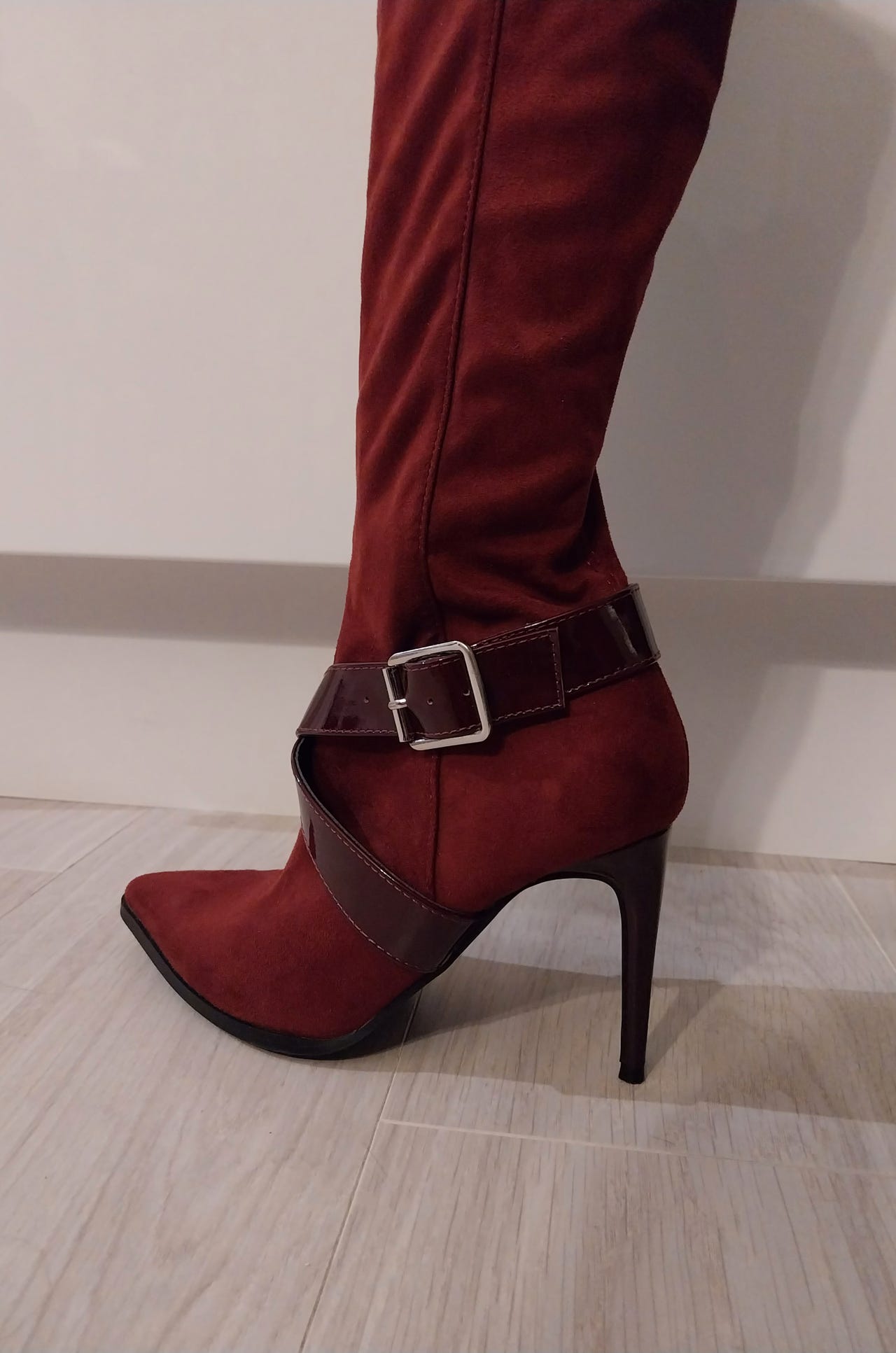 Tyylikkäät tummanpunaiset stiletto saappaat